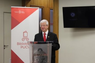 Profesor Jorge Precht dona libros de Doctrina Social de la Iglesia a la PUCV