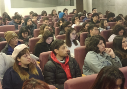 Comisión CAHVDA realiza charla informativa para estudiantes del Instituto de Biología