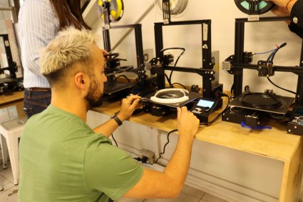 Escudo facial de Valparaíso MakerSpace se transforma en el primer diseño industrial de la PUCV