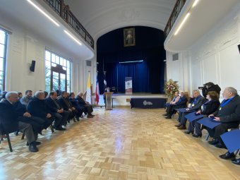 Profesor Héctor García Cataldo recibe medalla "Fides et Labor"