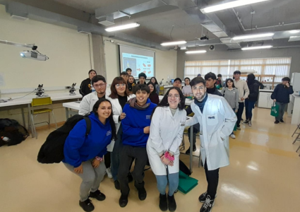 Jóvenes escolares recorren distintos laboratorios de investigación del Instituto de Biología en jornada de Día Abierto PUCV 2023