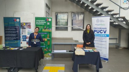 Estudiantes PUCV aprenden sobre cómo es ser peatón en situación de discapacidad