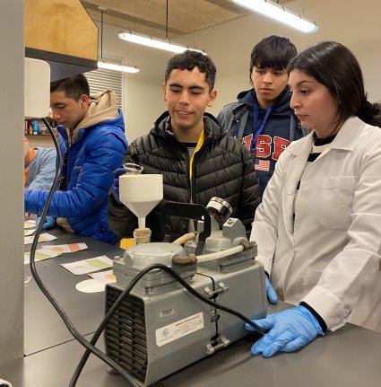 Estudiantes de Propedéutico trabajan en laboratorios PUCV