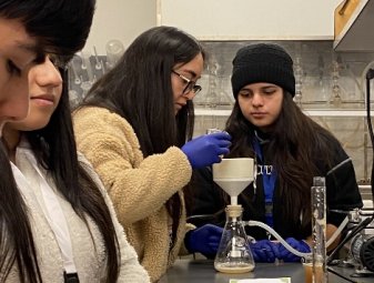 Estudiantes de Propedéutico trabajan en laboratorios PUCV