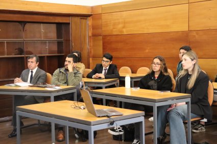 Catedráticos españoles visitan la Facultad de Derecho de la PUCV para participar en distintas instancias académicas