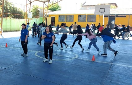 Estudiantes de Educación Física llevan la alegría de los juegos tradicionales típicos