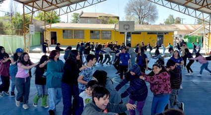 Estudiantes de Educación Física llevan la alegría de los juegos tradicionales típicos