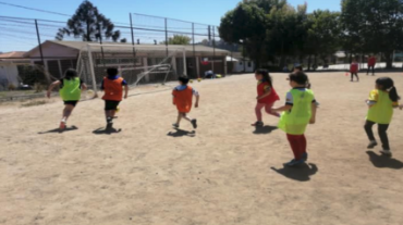 Estudiante lidera taller de fútbol gratuito para niños