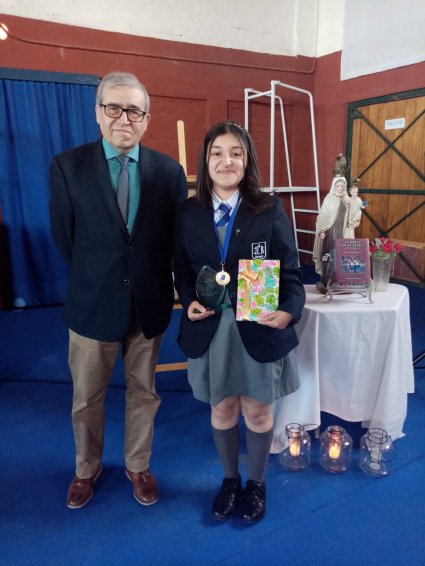 Facultad Eclesiástica de Teología entrega Premio Pastoral Oscar Romero a la alumna Karina Madrid del Liceo José Cortés Brown