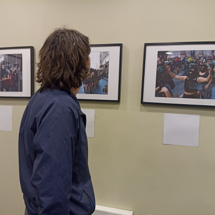 “Retratos del 8M: un kaleidoscopio de sentires”: la exposición fotográfica inclusiva que sumergió a la PUCV en diversas experiencias sensoriales