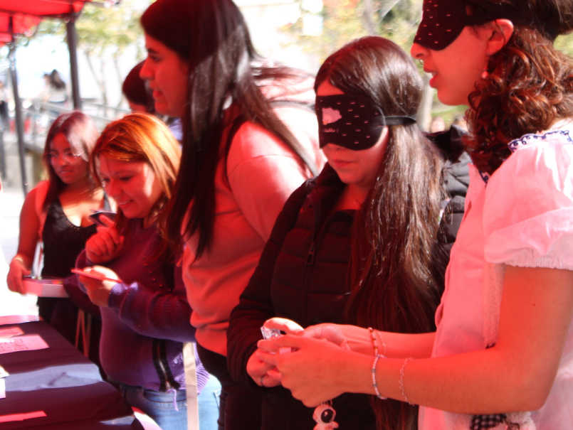 Estudiantes realizando actividad de sensibilización: con vendas en sus ojos deben tocar un objeto y describir el mismo. 